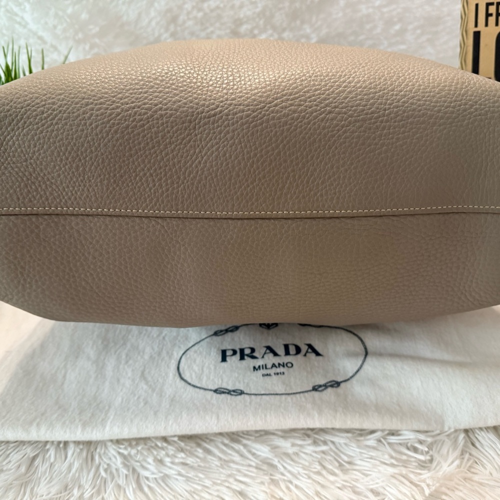 🎉HP🎉Prada Vitello Daino Tote/Satchel Handbag in Argilla Gray - Picture 15 of 16